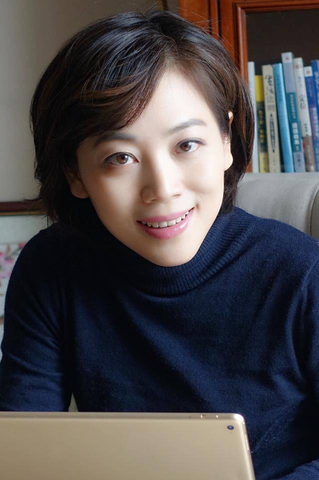 劳春燕近照,她是央视女神,丈夫是报刊总编,两人都是高考状元_生活