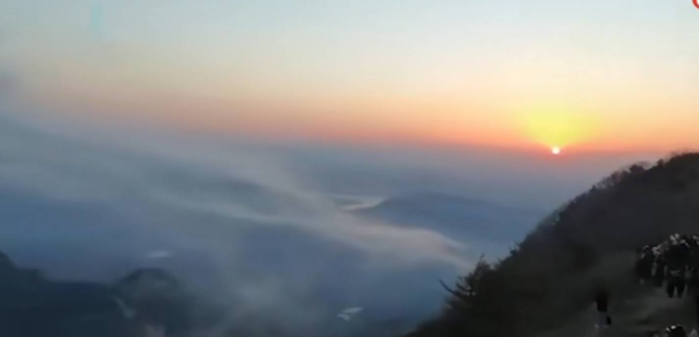 清明节泰山山顶看游客比看日出更壮观，网友：这么多人像蚂蚁一样