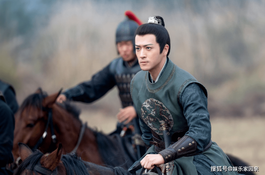 姚奕辰海报上的古装造型也是风度翩翩的模样,这一位演员曾经主演了不