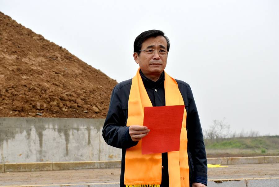 金成会长在致辞中讲道:"参天之木,必有其根,怀山之水,必有其源".