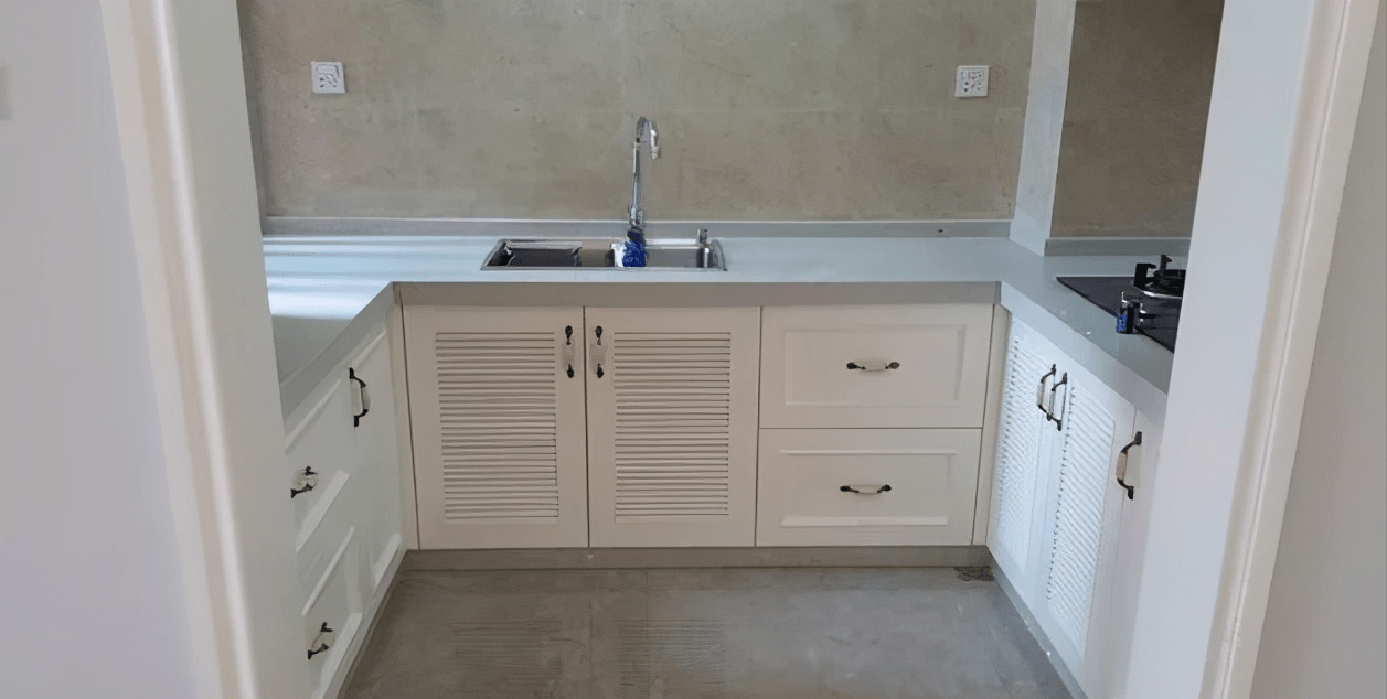 在给厨房贴瓷砖时,就直接和贴砖师傅说明了这个事,直接让师傅帮助做出