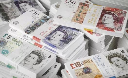 英国两男子账户多出1760万，来到柜台查询，银行回复：随便用