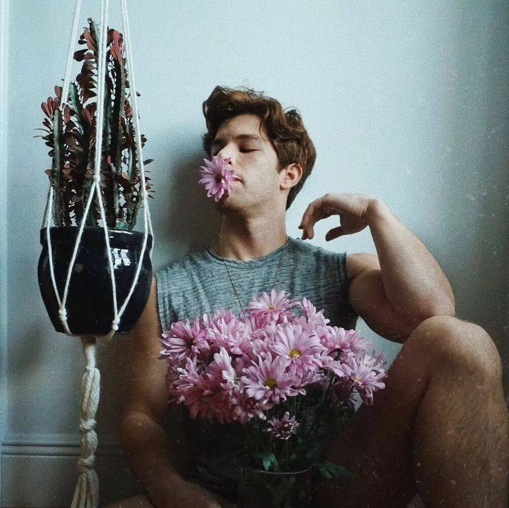 不管是叼花,闻花还是拿花,硬汉与暖男的反差萌,让人通过他胡子拉碴的