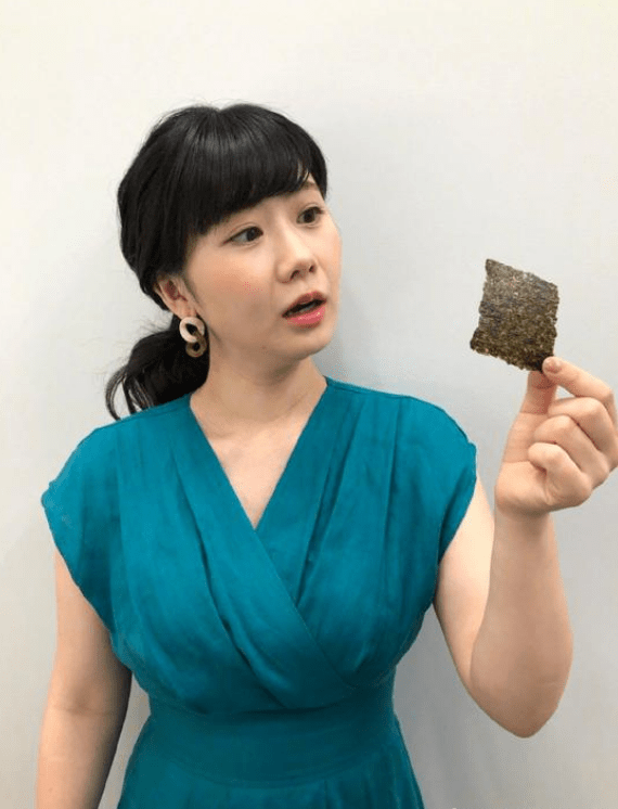 福原爱发福明显穿青花瓷紧身裙身材变圆润笑起来依然可爱