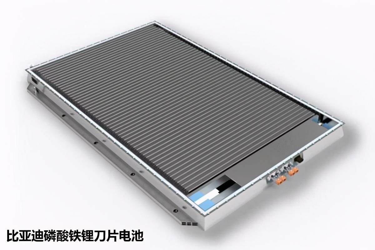 动力方面,新车采用比亚迪自主研发的磷酸铁锂刀片电池和永磁同步电机