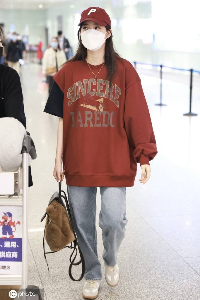 欧阳娜娜一袭红色运动装现身 青春元气活力四射