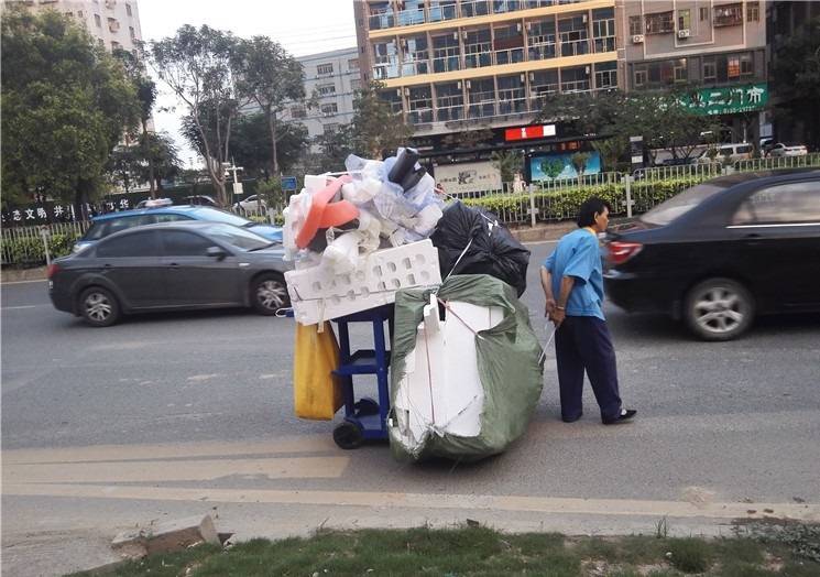 深圳:游离于城市边缘的拾荒者,用尽全力拖着辛勤劳动的成果