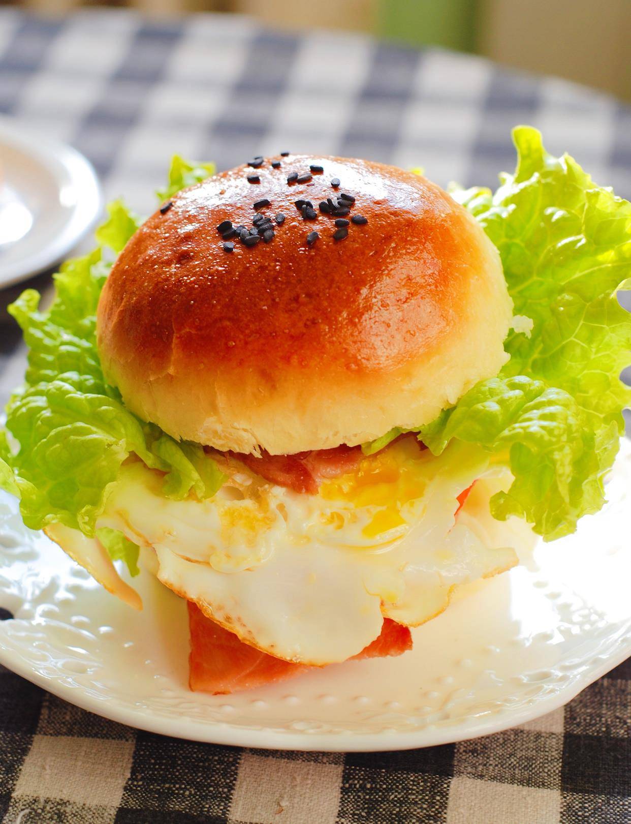 前一天晚上烤好的汉堡胚早晨放到烤箱里加热一下,搭配上鸡蛋,培根