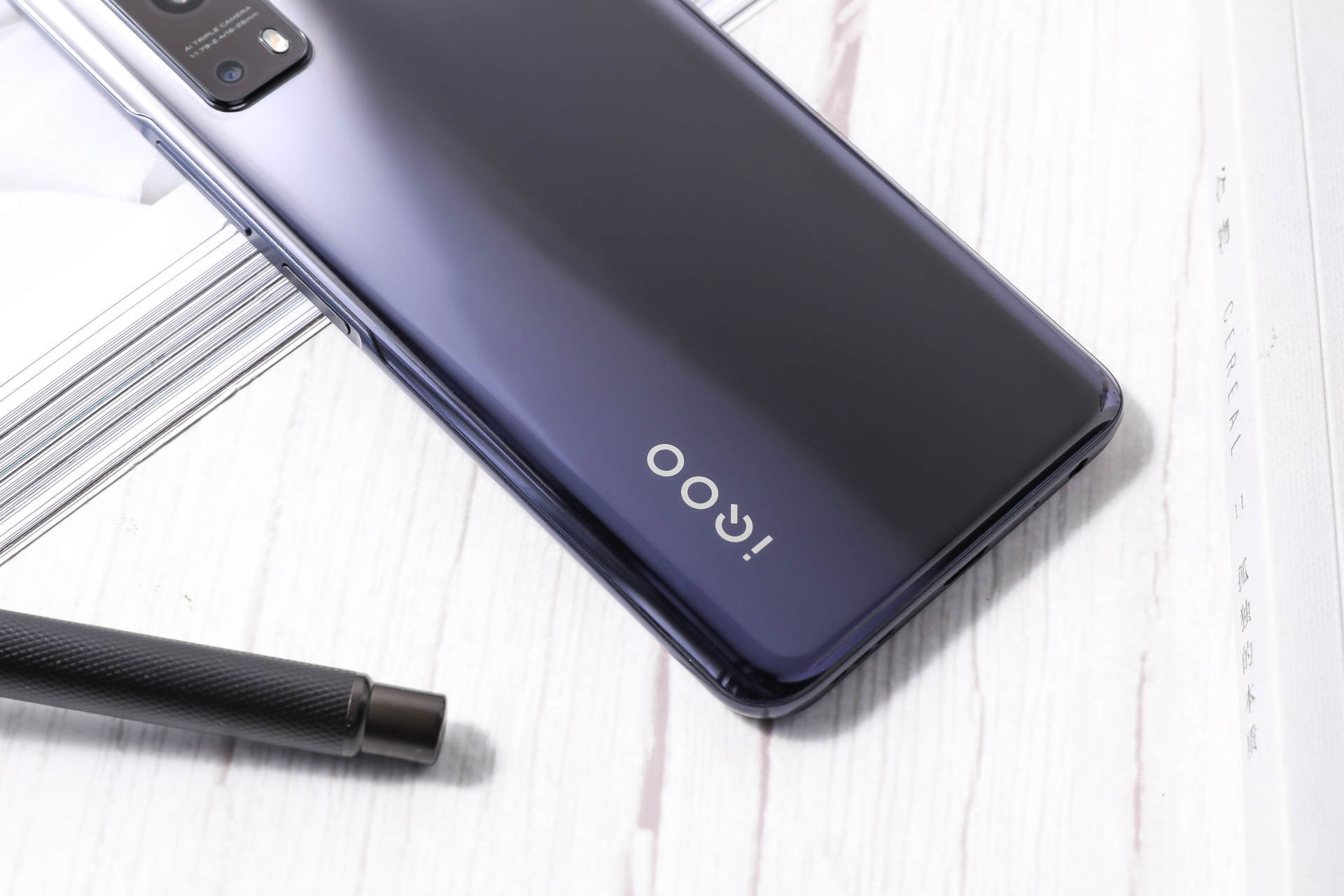 我手里的这款iqoo z3"深空"版配色,采用了银面离子镀膜工艺,视觉上更