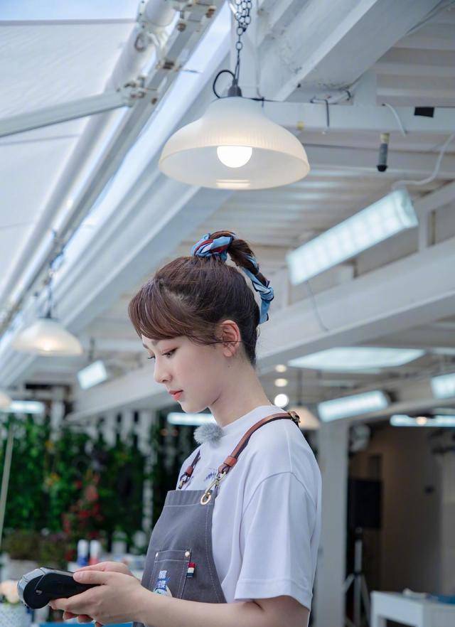 丸子头已经不流行了如今流行杨紫丝巾马尾简单大方显脸小