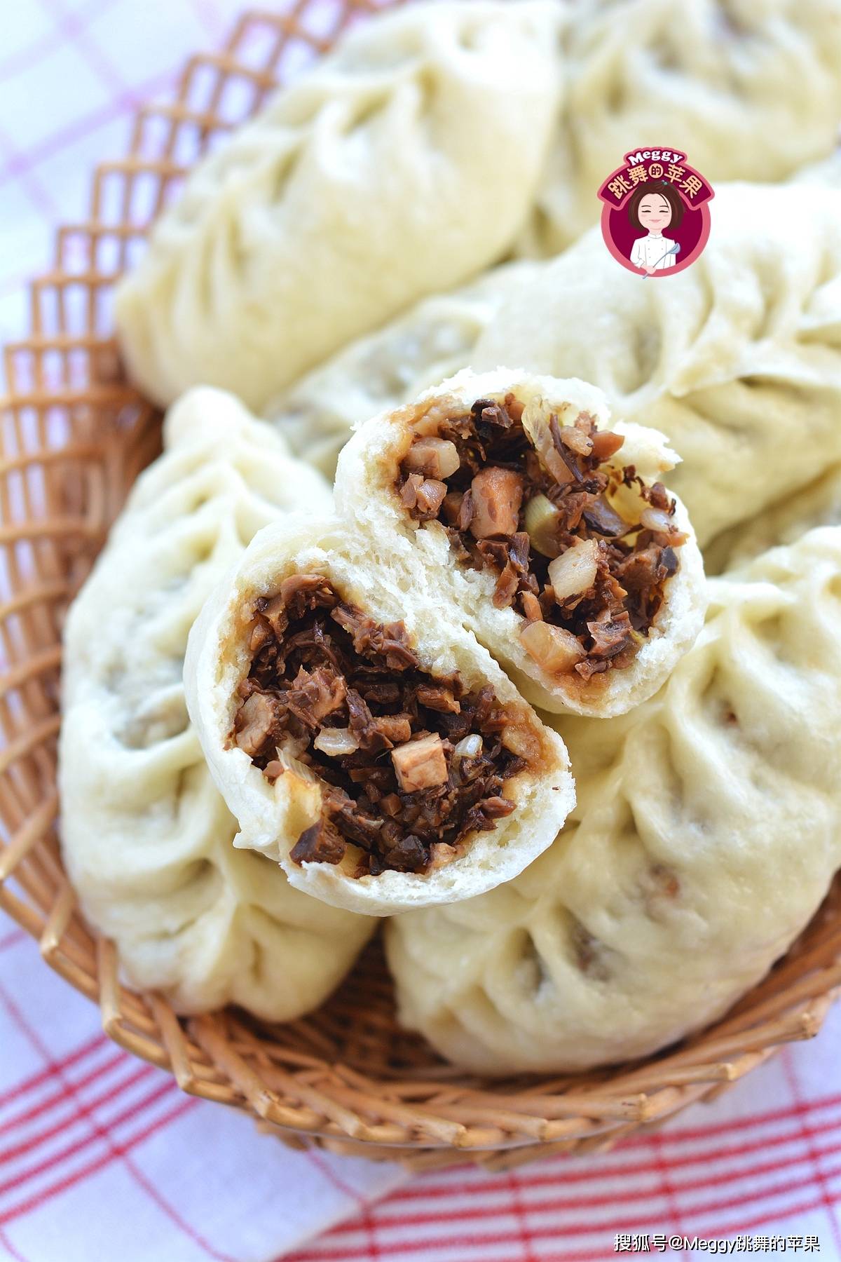 全家老少都爱的酱肉包子,酱香浓郁又暄软,左右手各2个吃撑了