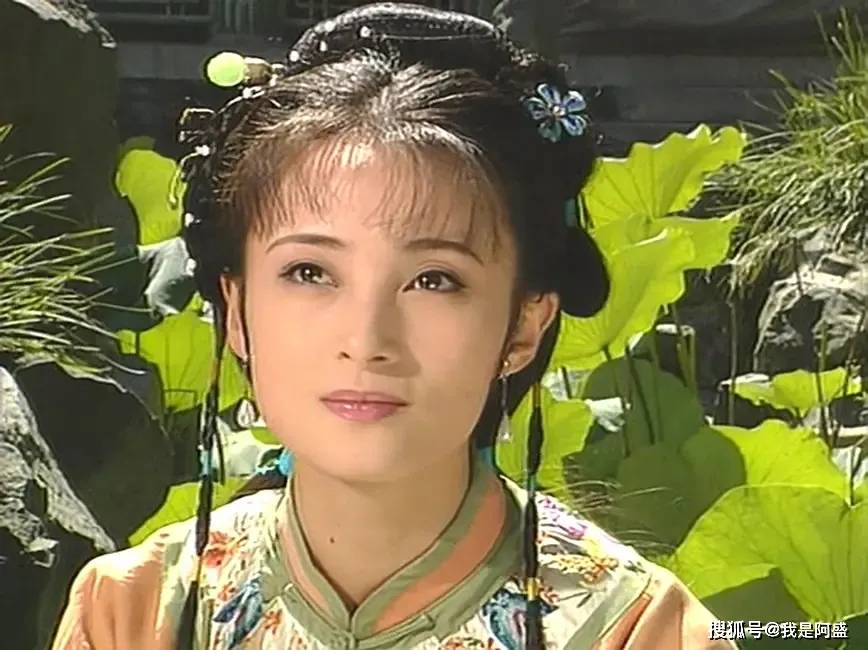 琼瑶给她赐名"水灵",说自己见她第一眼就觉得"清秀如水,灵气逼人".