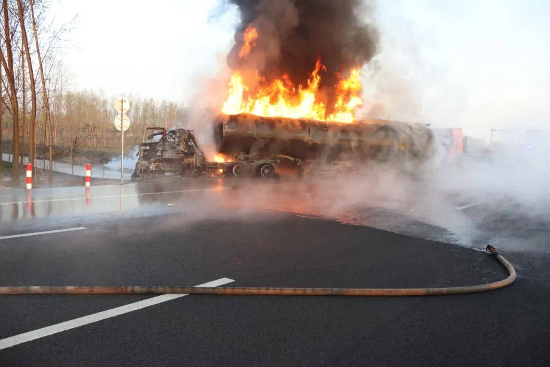 满载油罐车起火济宁消防员紧急救援
