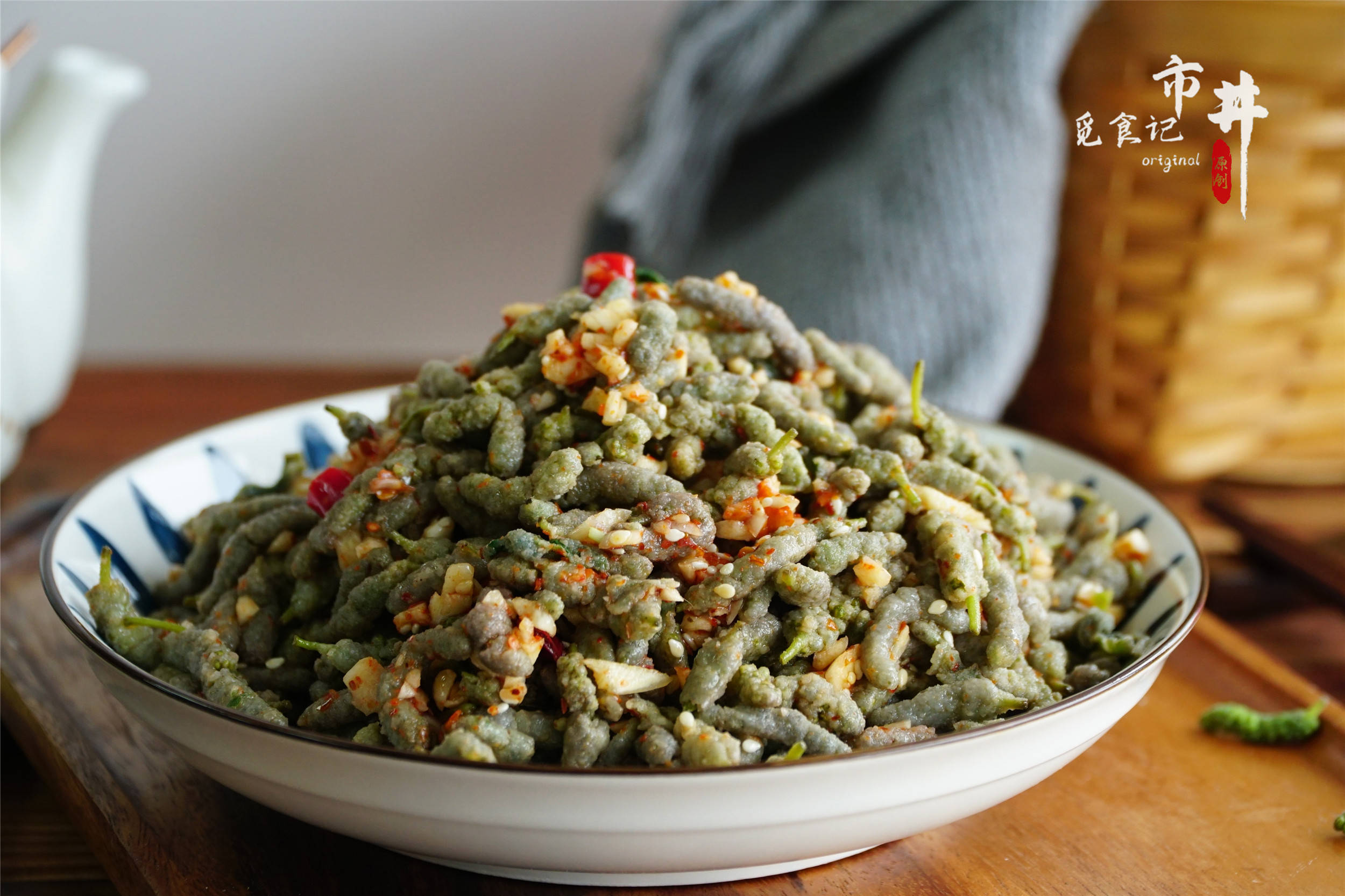 构树芽也叫构树穗,老一辈春天经常会采摘回来吃,这种嫩芽不要直紧蒸