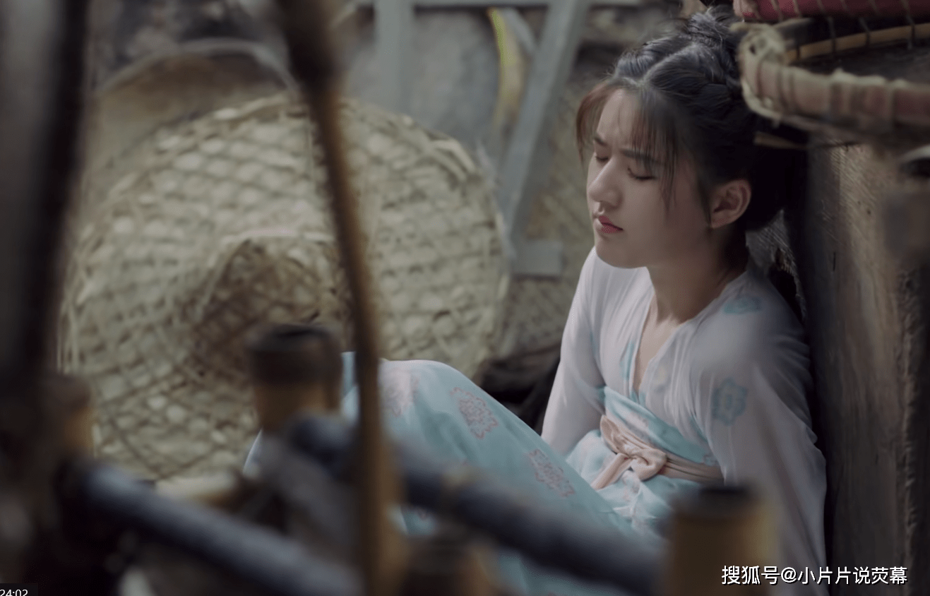 李长歌是聪明的,她自幼就学习武功,也很有谋略,虽