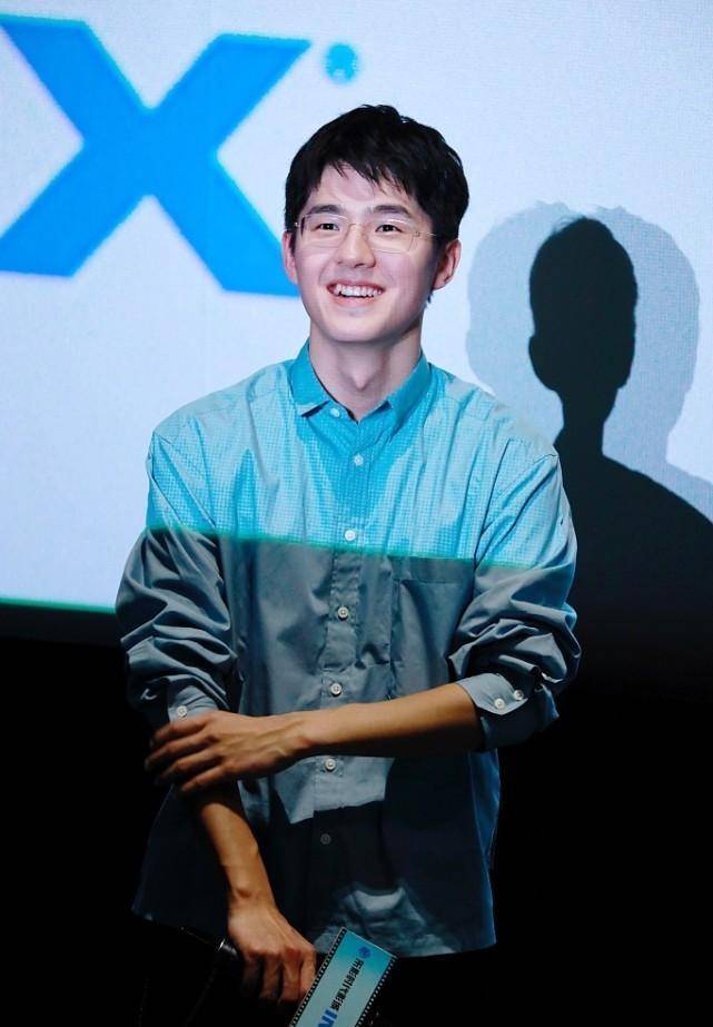 刘昊然黄发造型上热搜看着酷炫变化好大帅帅的好有魄力啊