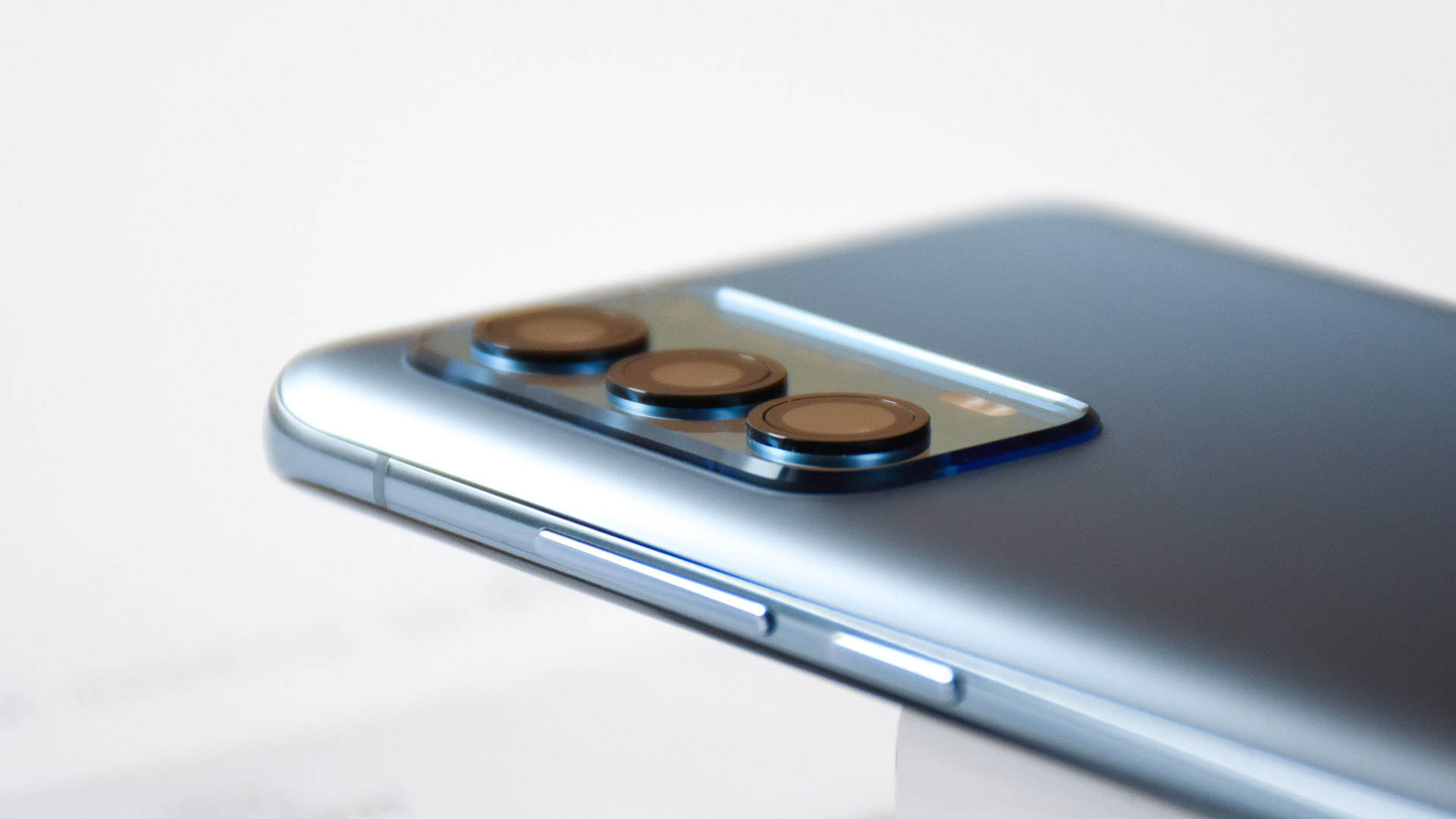 从魅族18开始,魅族终于放弃了在旗舰手机上后置摄像头居中对称的设计