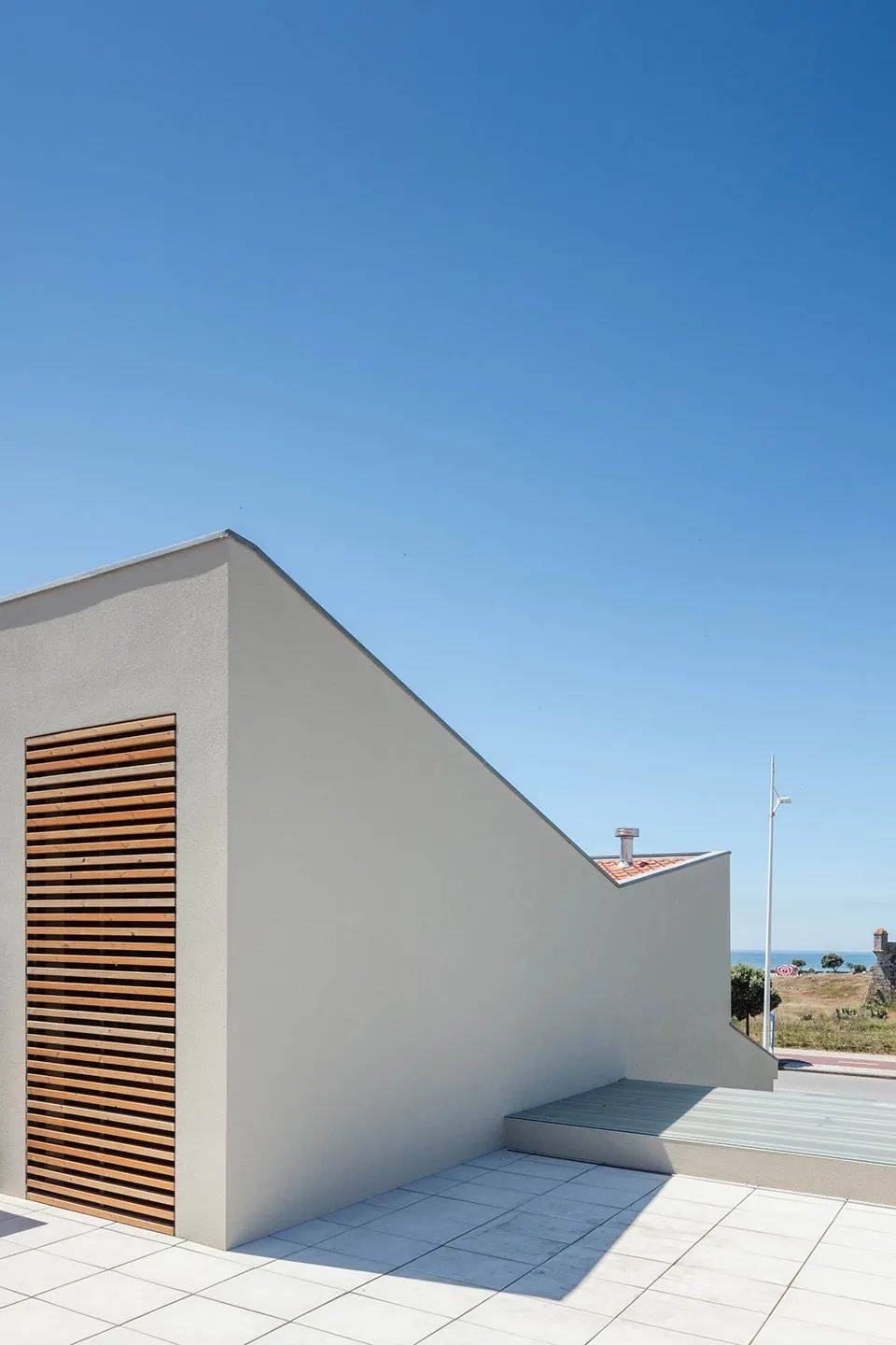 pf architecture studio | 以中世纪蝶形屋顶为扩建设计的海边别墅