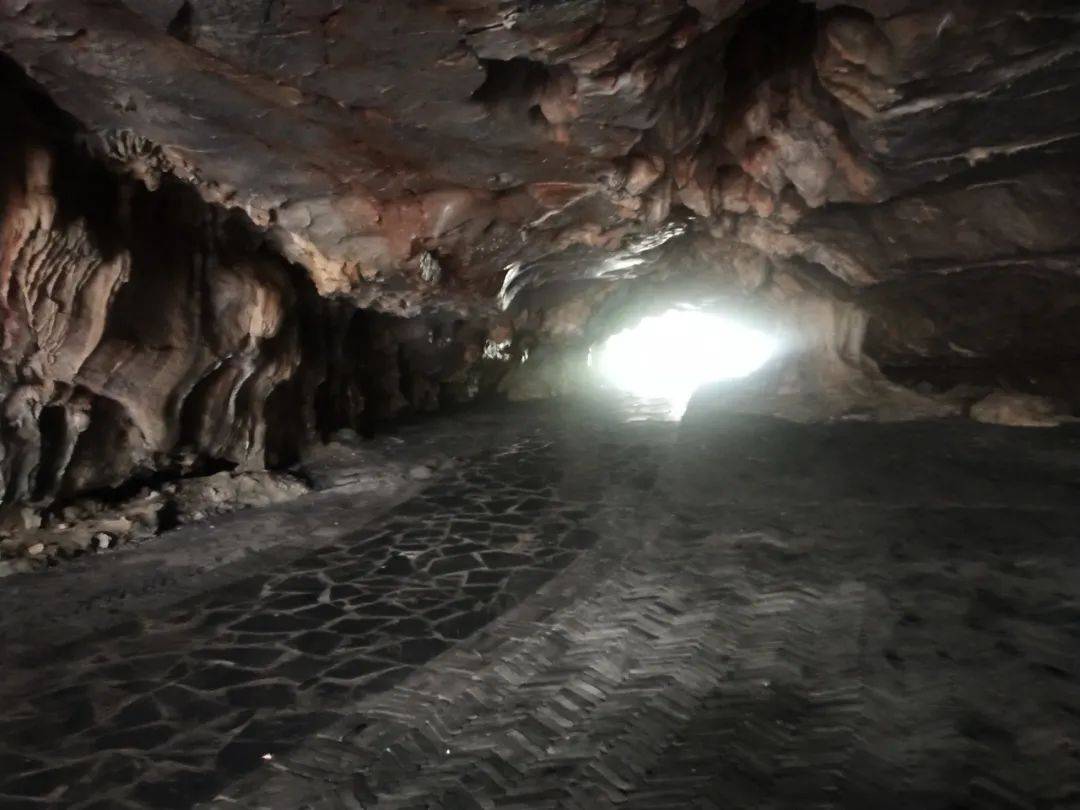 岩洞里的地面铺设了平整光滑的路面,往洞口那边玩,像一个爱心符号