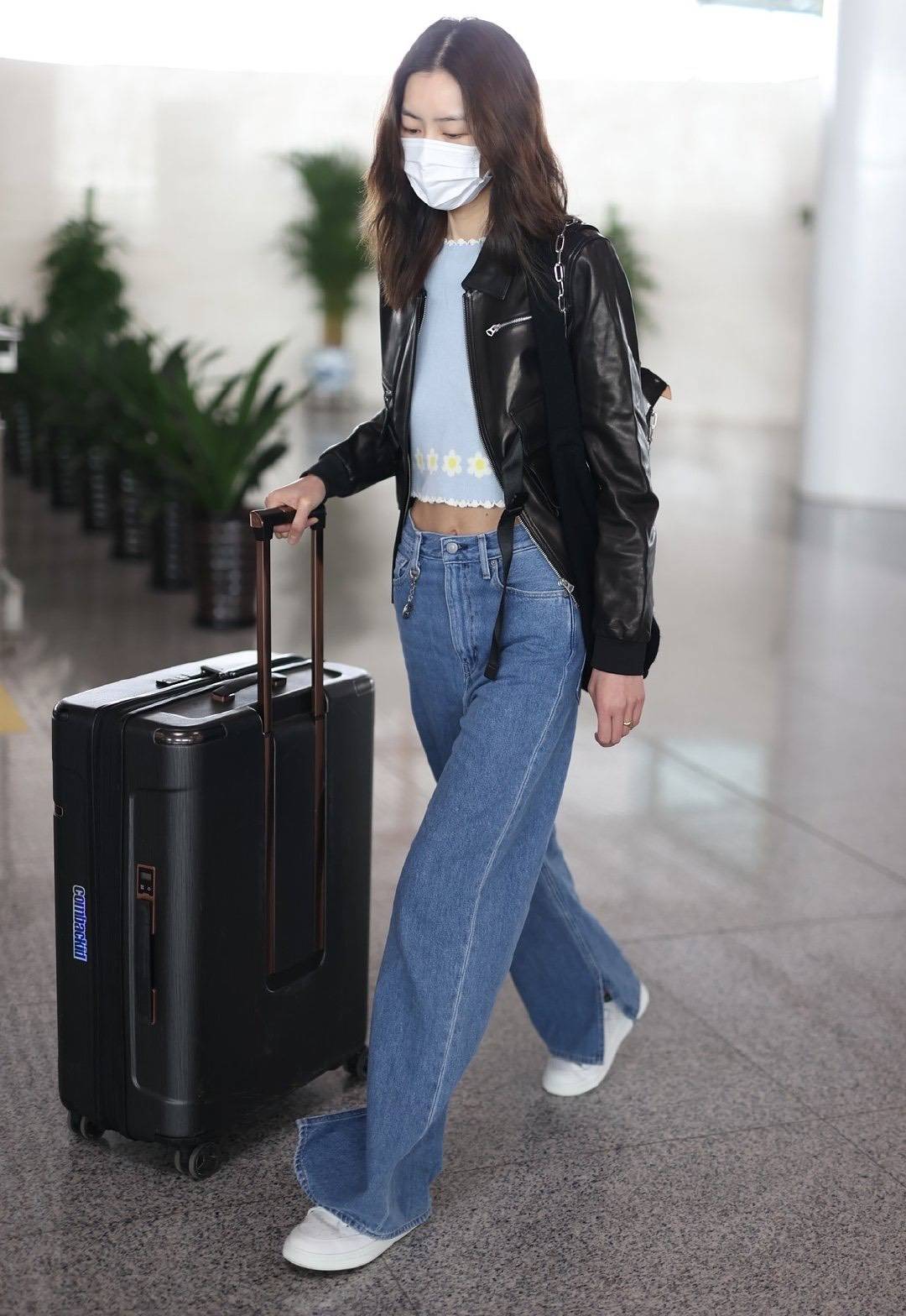 原创刘雯私服穿搭很飒黑色皮夹克配牛仔裤时髦有型不愧是国际名模