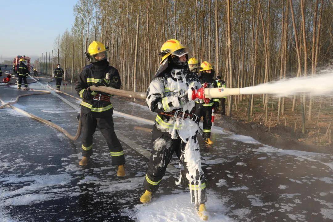 满载油罐车起火济宁消防员紧急救援