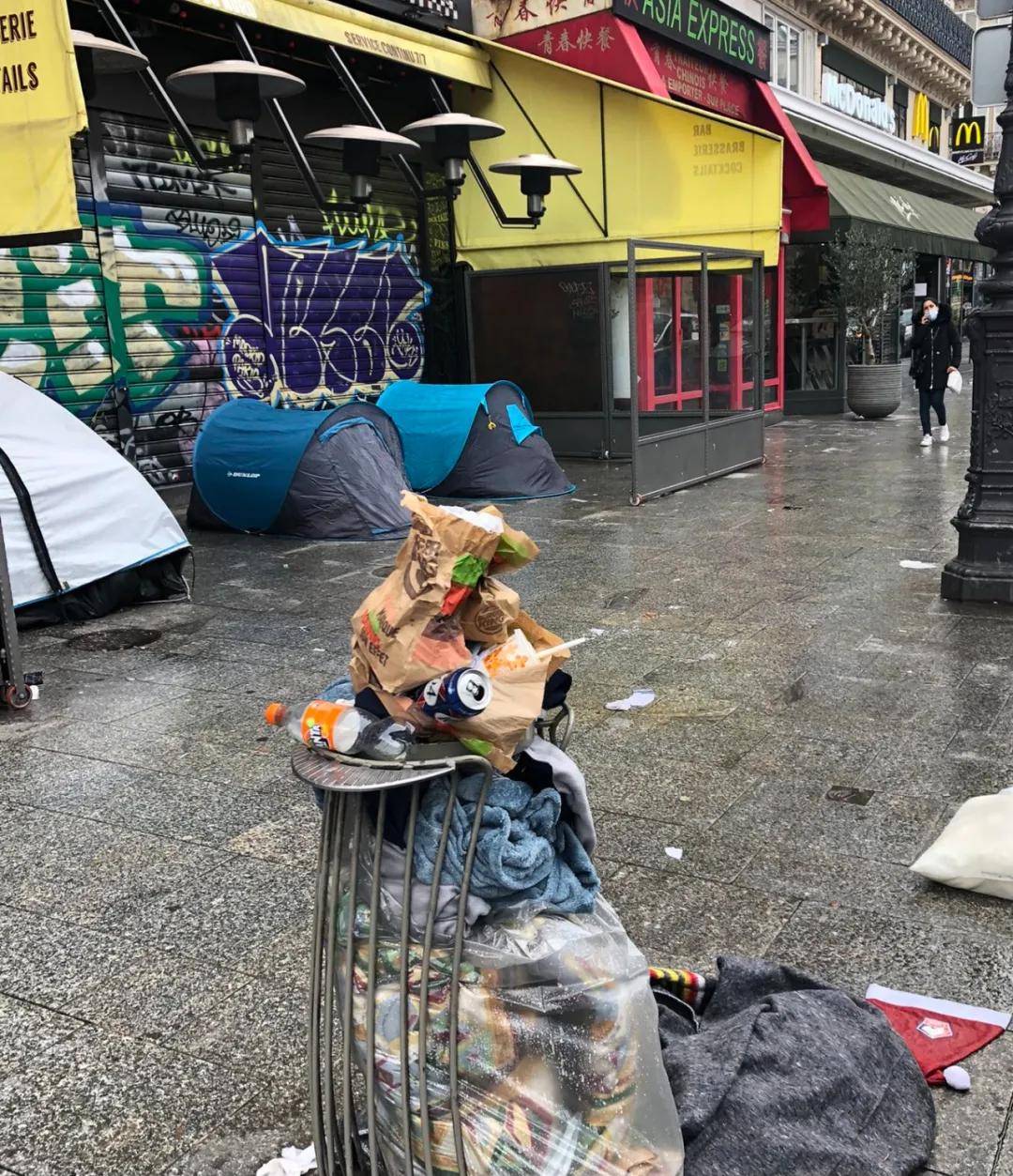 臭气弥漫民众怒骂巴黎市长巴黎已经脏成鬼了把干净巴黎还给我们