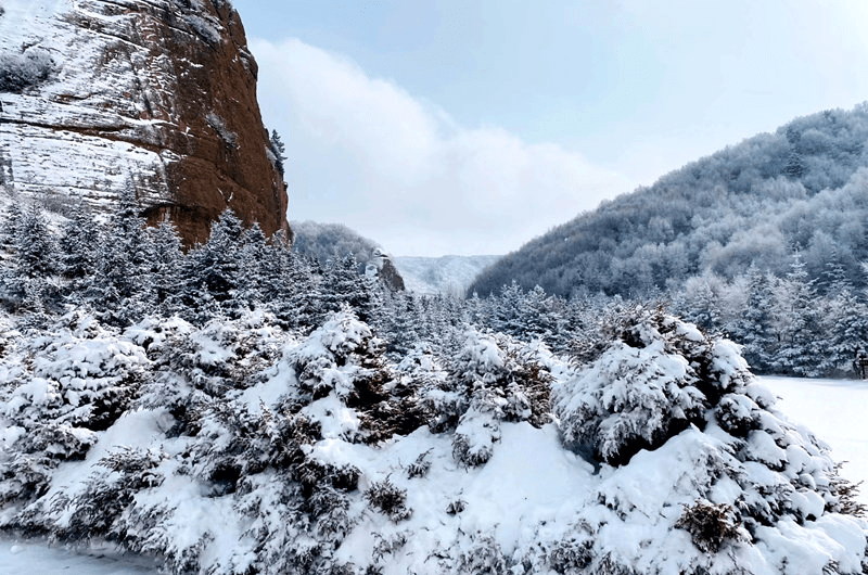 宁夏火石寨：料峭春雪入画来