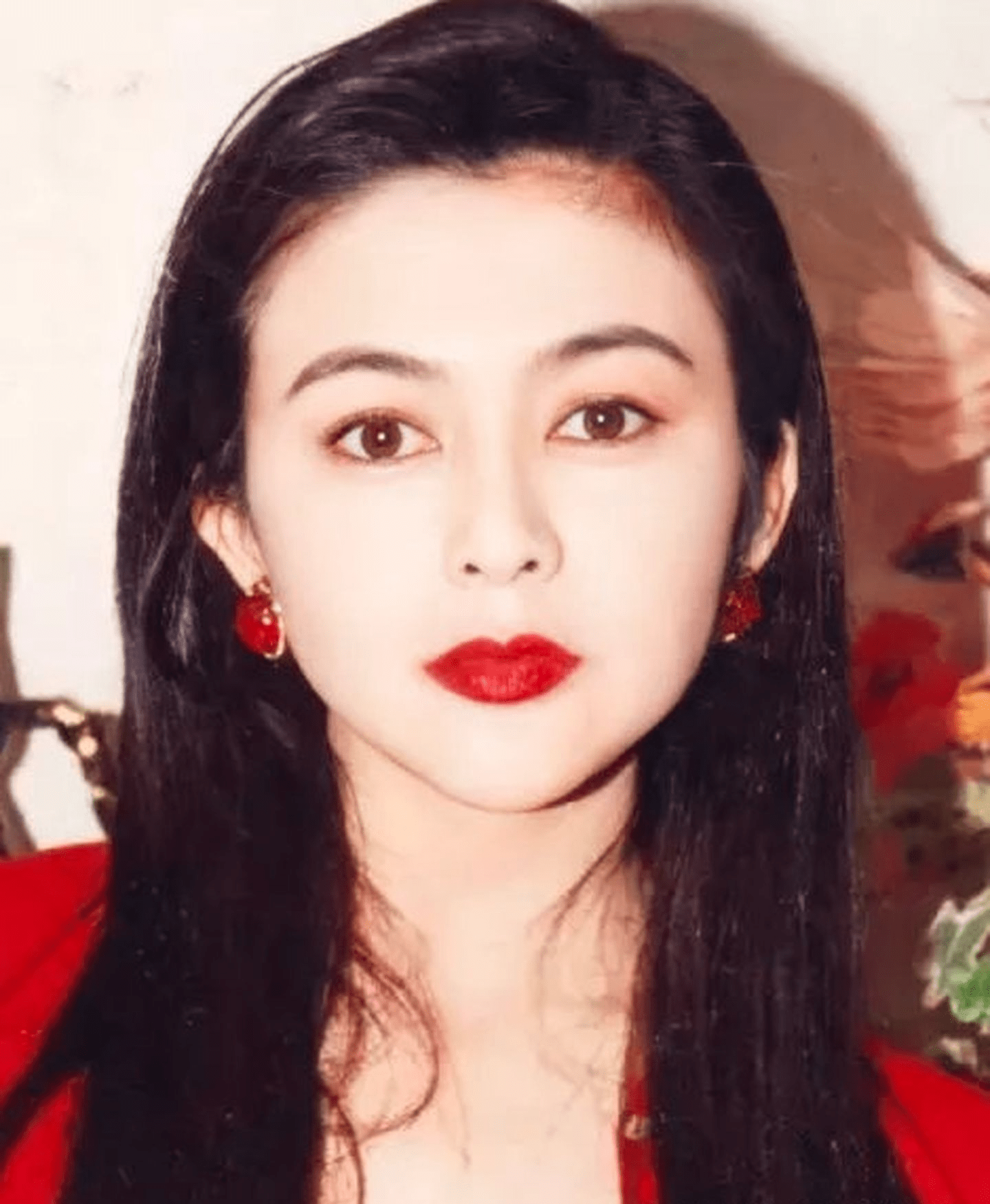 原创她是90年代时港媒的公认香港第一美人连张国荣也说看到她会自卑又