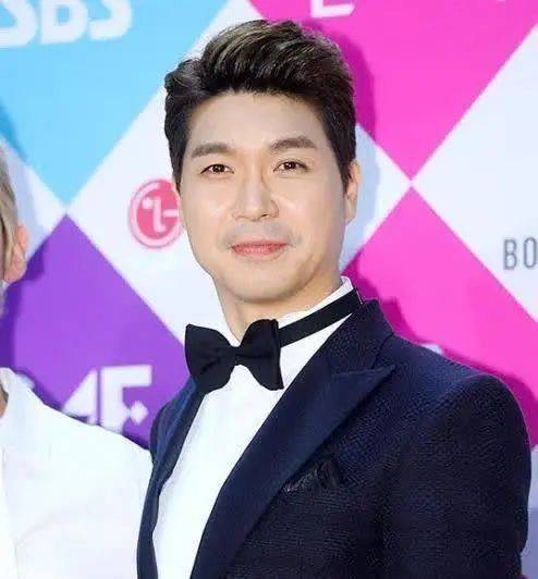 被哥嫂密谋吞掉100亿财产,养全家50未娶,男版"樊胜美"实惨_朴秀洪