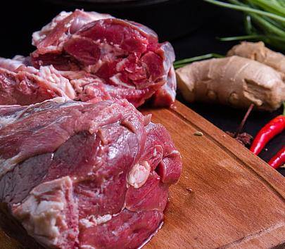 第三:肉汤质量好的冻羊肉在煮汤的时候,煮好的肉汤颜色清透,脂肪浮在