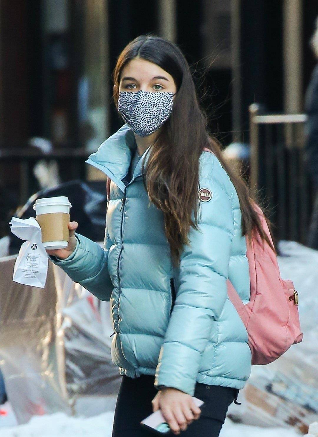 苏瑞·克鲁斯穿蓝色羽绒服奔跑像风一样的少女真的好清纯