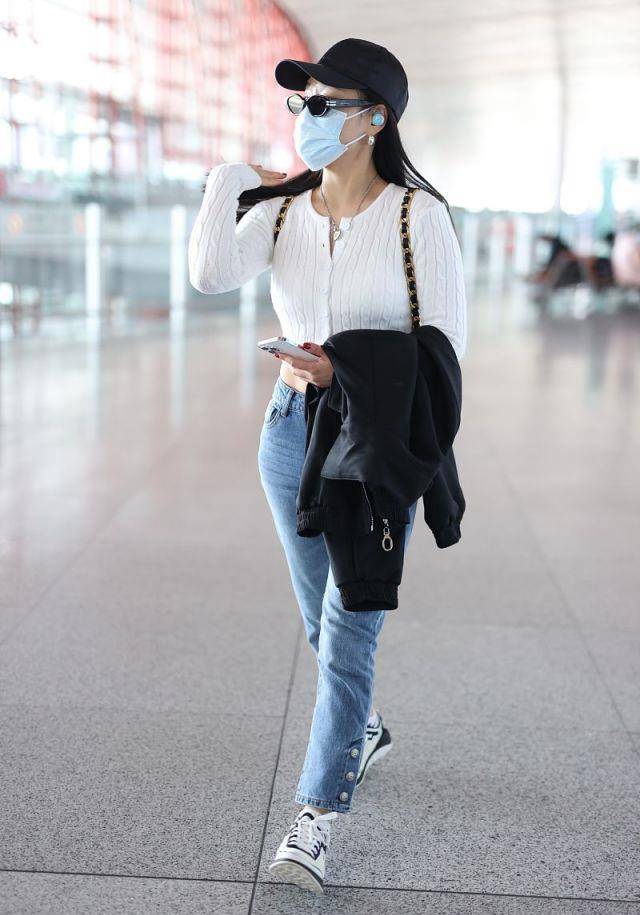 袁娅维穿白色短毛衣搭蓝色牛仔裤秀细腰,清新时尚,活力满满