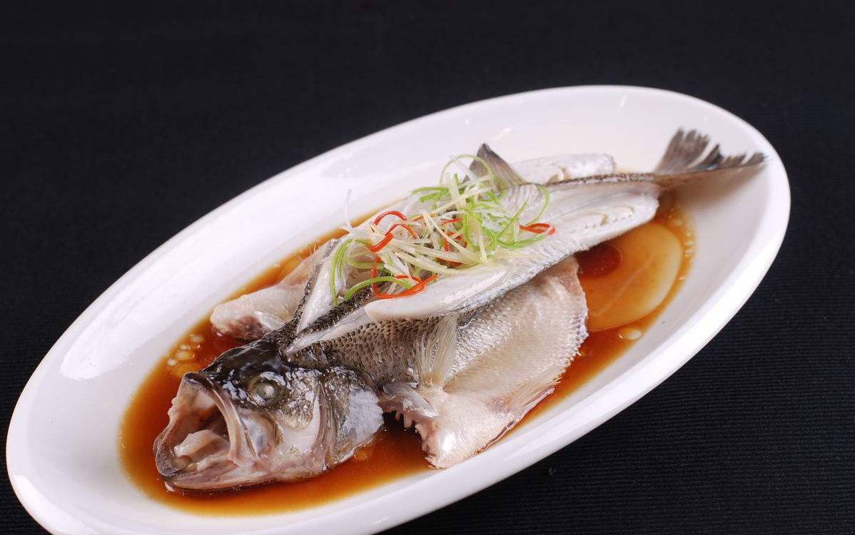 清蒸鲈鱼时牢记两个窍门鲈鱼又鲜又嫩还没有腥味