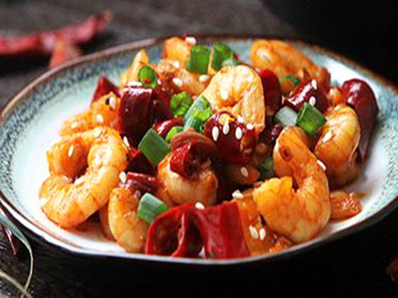 香辣虾仁直接下锅炒就错了,牢记两个技巧,虾仁脆嫩爽口无腥味