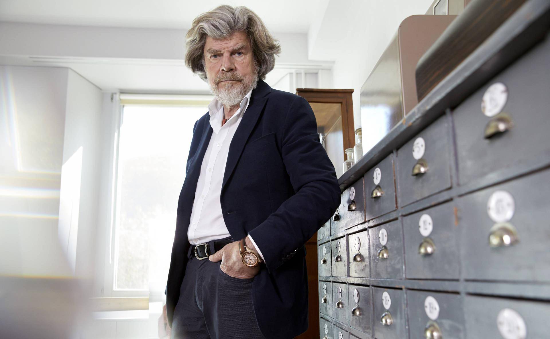 而闻名,他开辟的七大洲最高峰挑战纪录被称为"梅斯纳尔世界七峰名录"