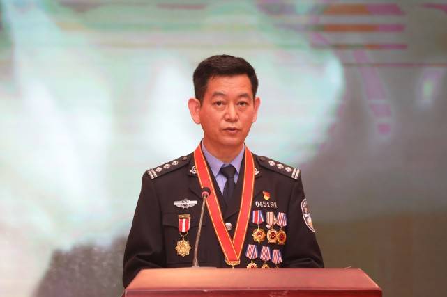 局交警支队保龙二大队大队长郭应勇,隆阳分局板桥派出所所长李金江