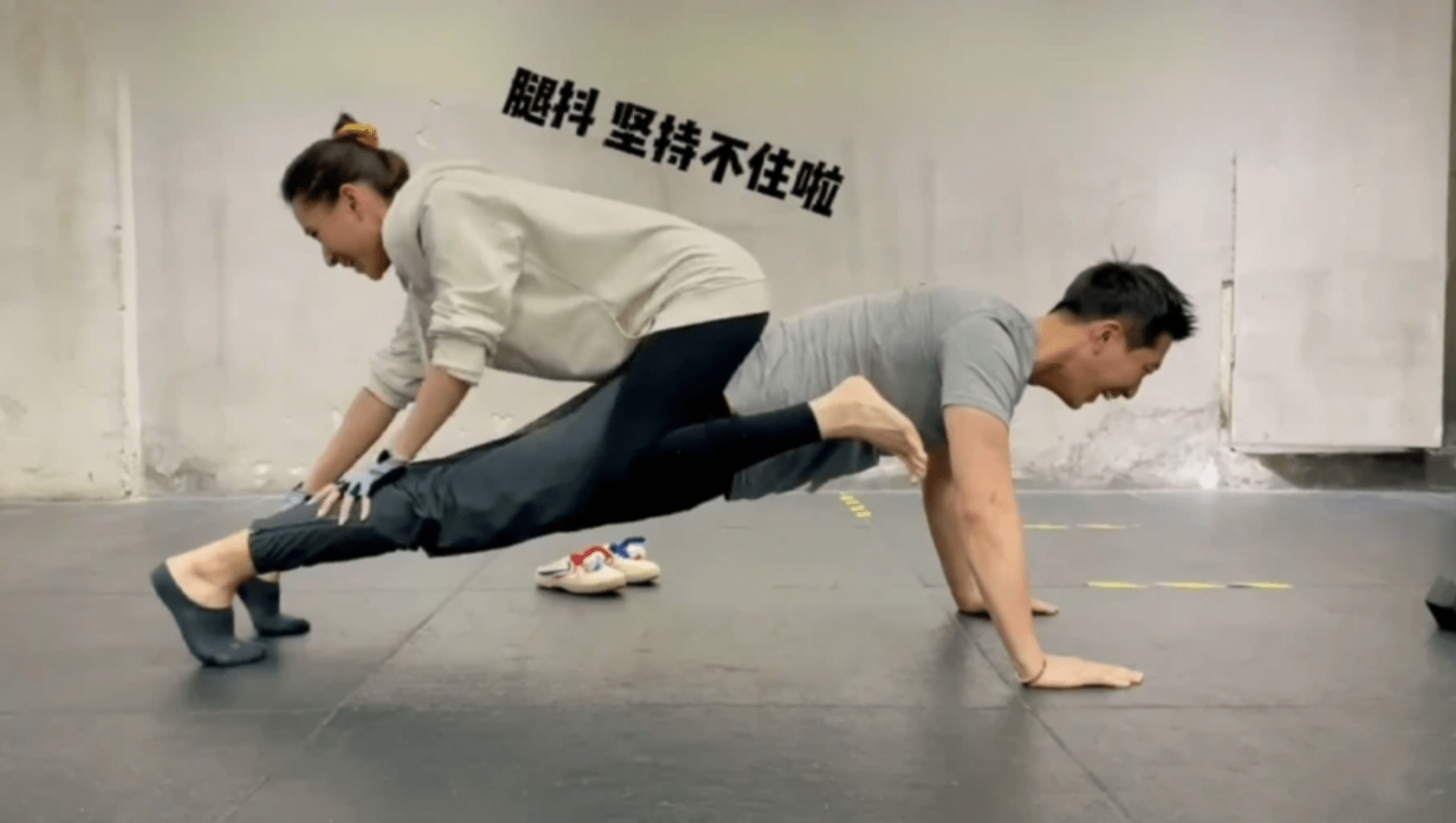 何超莲高调秀恩爱撒狗粮和男友挑战双人俯卧撑窦骁男友力爆棚