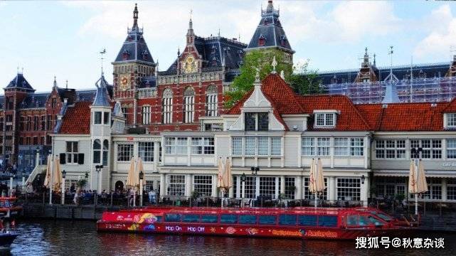 有人说，在荷兰首都阿姆斯特丹散步，就像在一个大型露天博物馆里散步一样