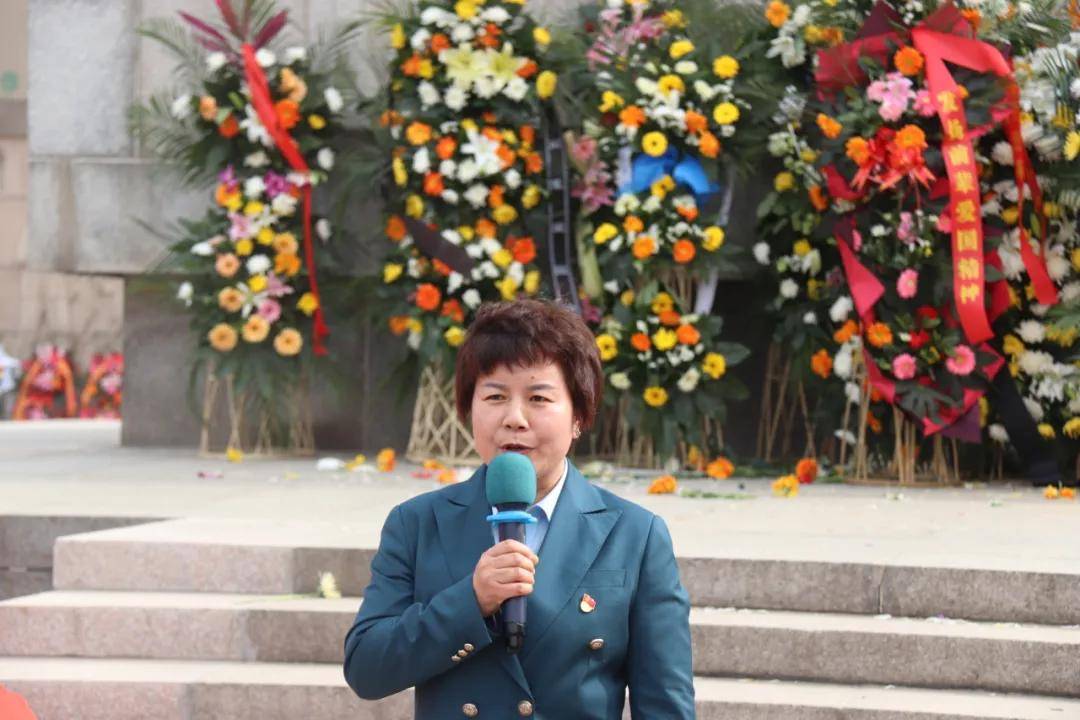 随后,优秀党员董慧君老师为少先队员们讲述英烈的光荣事迹.