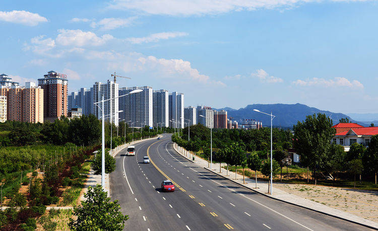 河南郑州一个县级市，是全国百强县市，拥有杜甫故里景区