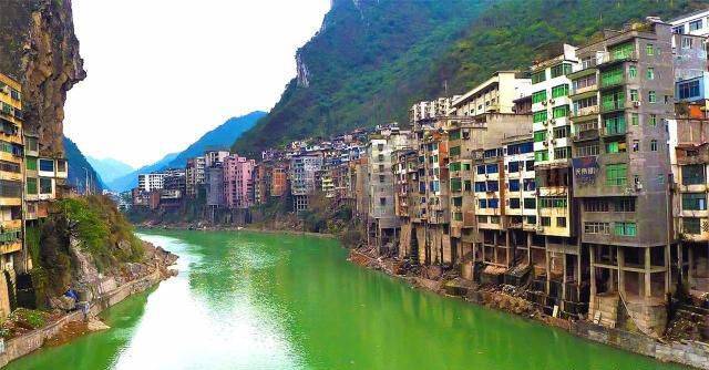 见识一下云南最窄县城，夹在了峡谷中间，看着真是吓人
