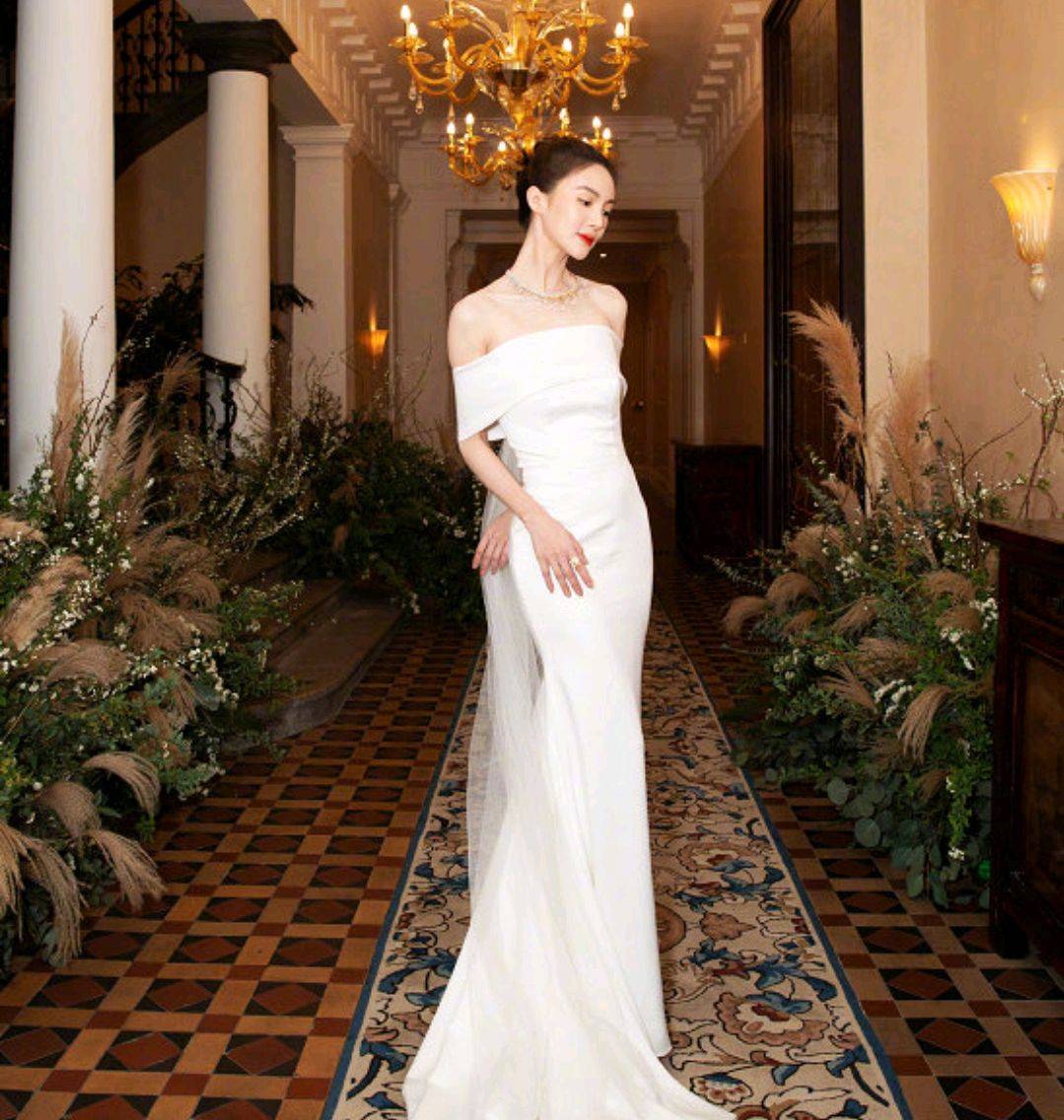 王鸥穿杏色连衣纱裙真的好美不仅减龄时尚还穿出了优雅的气质