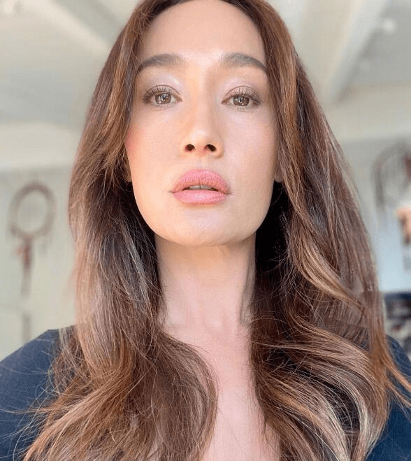 小麦肤色的maggie q晒近照真实年龄"成迷" 穿衣潇洒简约好干练