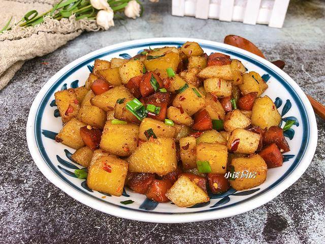 土豆和香肠,搭配出街头小吃的风味,健康卫生,不用去街边买了