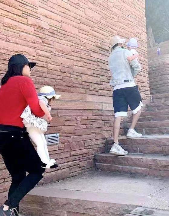 郑爽后世曝光并非本人u乐登录?疑是张恒抱密友孩子摆