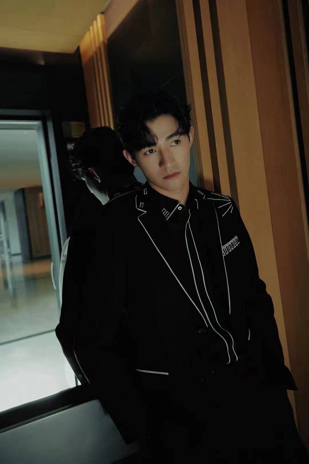 李子峰黑色碎钻西装亮相 解锁法式浪漫新风格