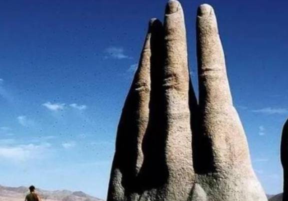 一只神秘巨手隐藏在全球最荒凉的沙漠中，游客：现实版的五指山？