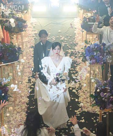 《顶楼2》朱丹泰是变态版霸总?婚姻契约逼书真同房、当女仆,根本先婚后爱套_网友