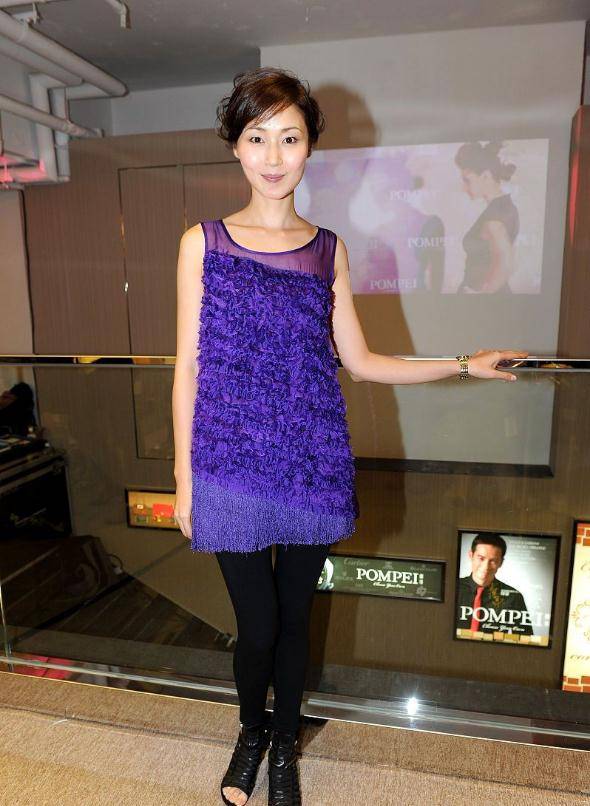 万绮雯的美腿好出名穿连衣短裙秀纤细曲线一点看不出真实年纪