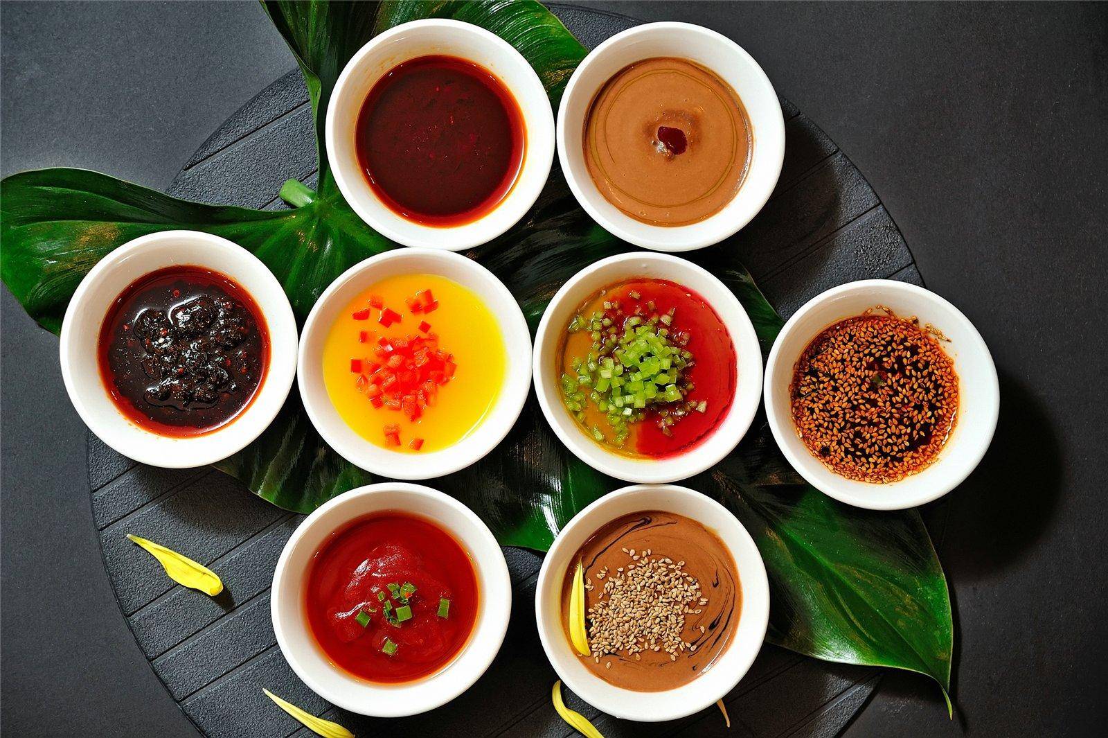 纯正的美式汉堡,其配菜不仅仅包括生菜,洋葱,西红柿等常见蔬菜,针对不